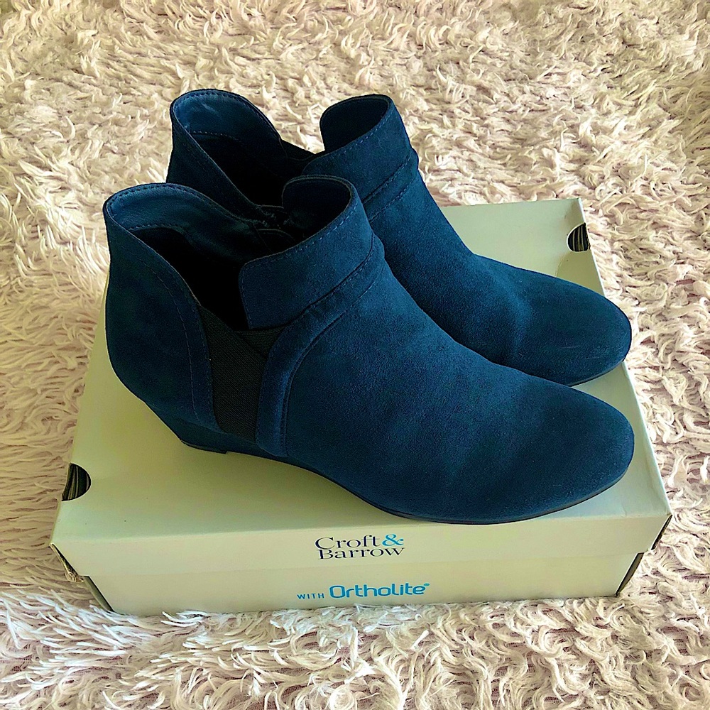 Croft & Barrow Abril Suede boots in Navy Blue, Size 8.